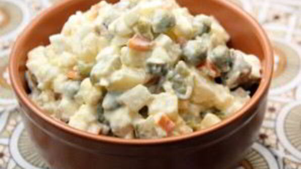 салат оливье с солеными огурцами