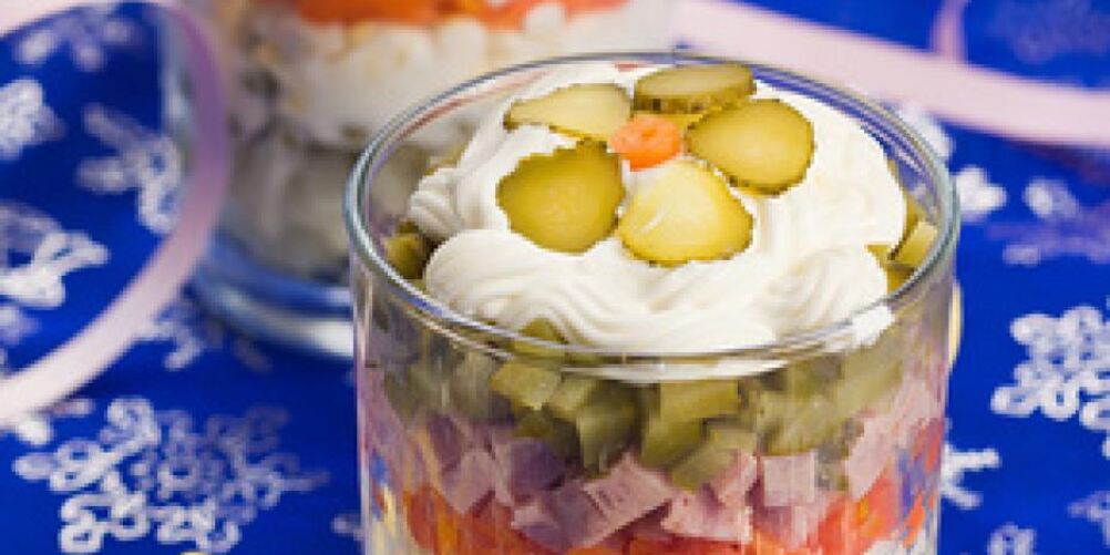 Рецепт салата оливье , сервированный в стакане