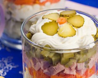 Салат Оливье , сервированный в стакане