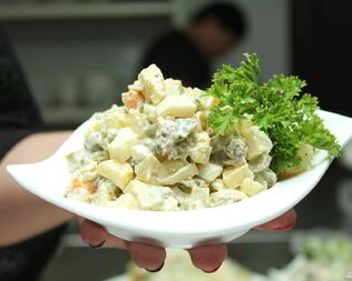 Салат оливье со свининой