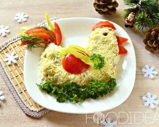 Салат в виде петуха Оливье