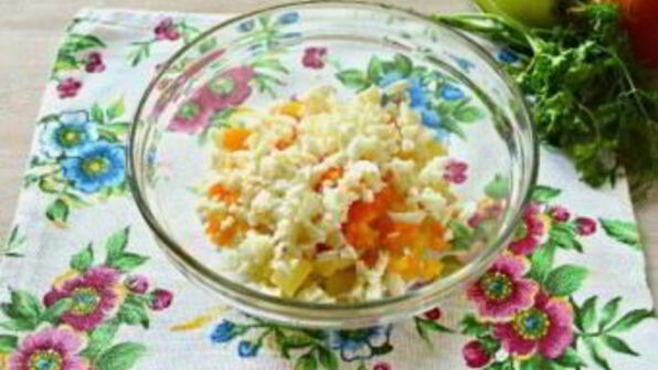 салат в виде петуха оливье