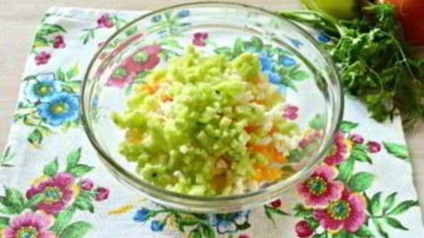 салат в виде петуха оливье