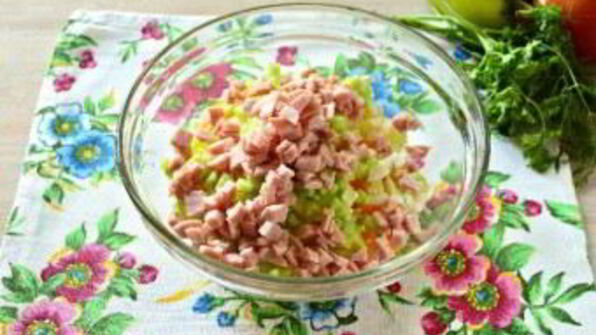 салат в виде петуха оливье