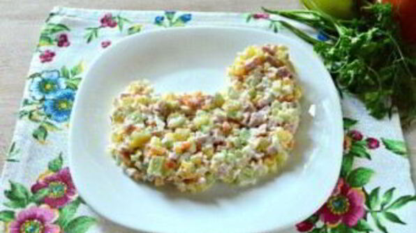 салат в виде петуха оливье