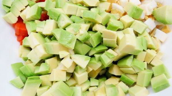 современный оливье с авокадо