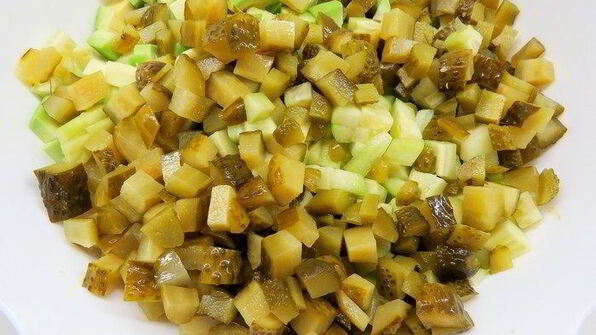 современный оливье с авокадо