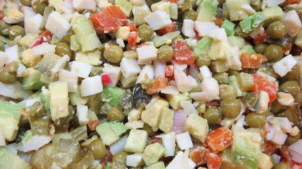 современный оливье с авокадо