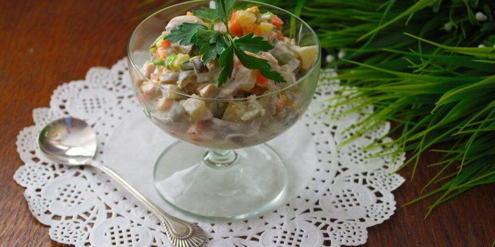 Рецепт овощного салата с маринованными грибами и индейкой