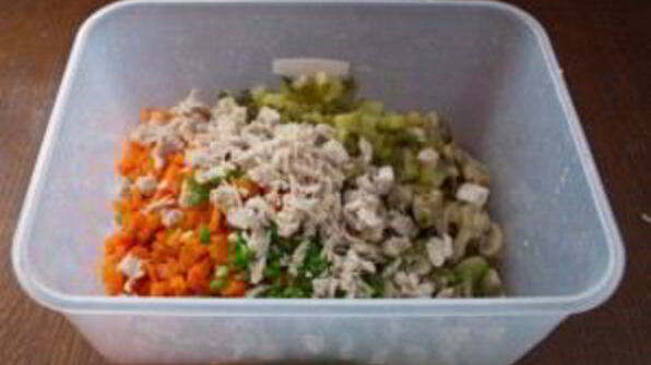 овощной салат с маринованными грибами и индейкой