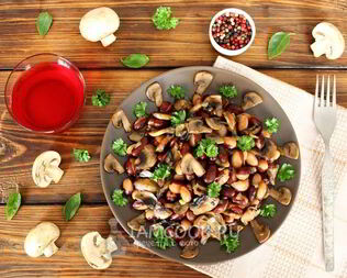 Постный салат с грибами и фасолью