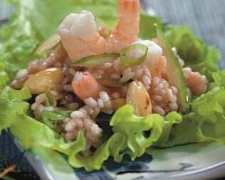 Рисовый салат с креветками