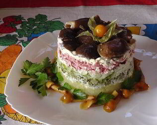 Салат грибной