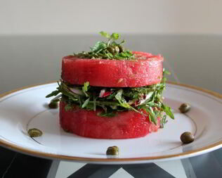 Салат из арбуза, рукколы и редиса