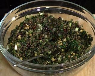 Салат из черной чечевицы с зеленью