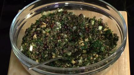 Салат из черной чечевицы с зеленью