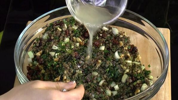 салат из черной чечевицы с зеленью