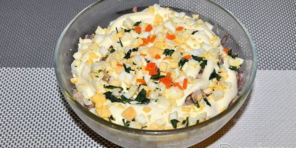 Рецепт салата из консервированной рыбы с морковью и яйцом