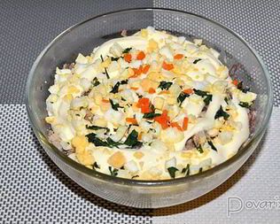 Салат из консервированной рыбы с морковью и яйцом