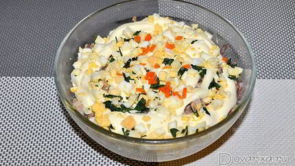 Салат из консервированной рыбы с морковью и яйцом