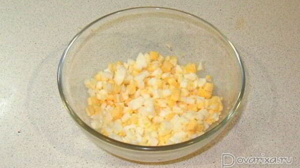 салат из консервированной рыбы с морковью и яйцом