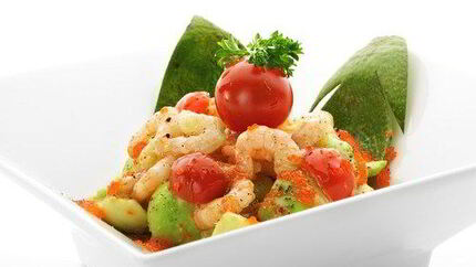 Салат из креветок с вишней