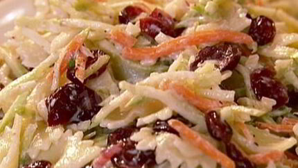 Салат из макарон с брокколи и клюквой