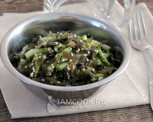 Салат из морской капусты с огурцом