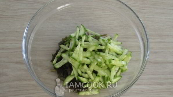 салат из морской капусты с огурцом