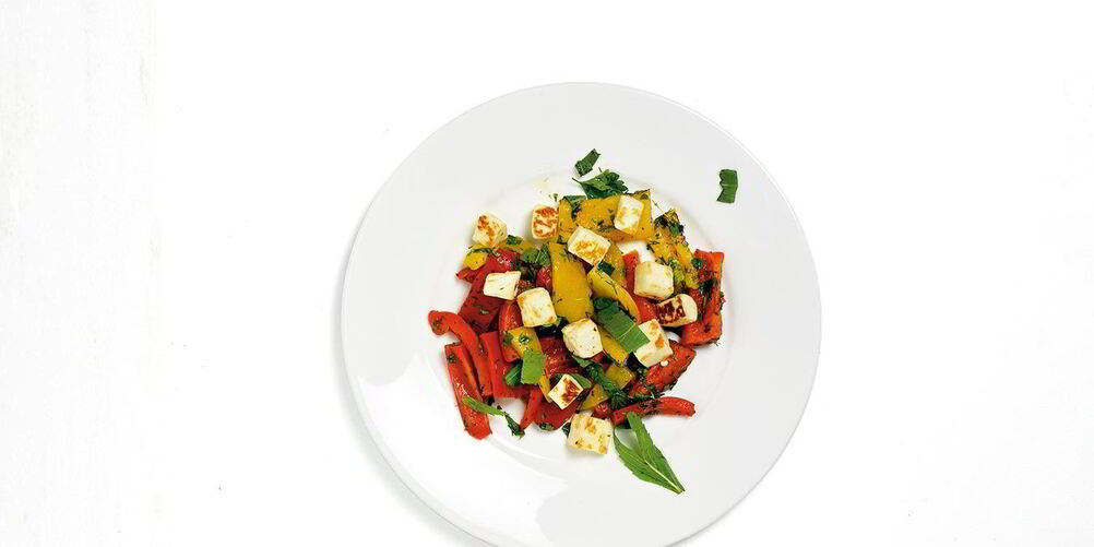 Рецепт салата из перцев и жареного халуми