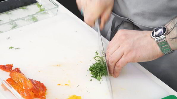 салат из перцев и жареного халуми