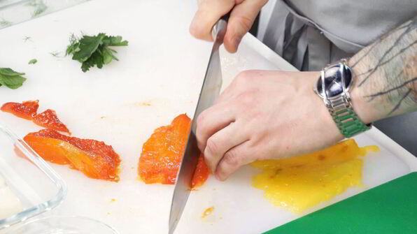 салат из перцев и жареного халуми