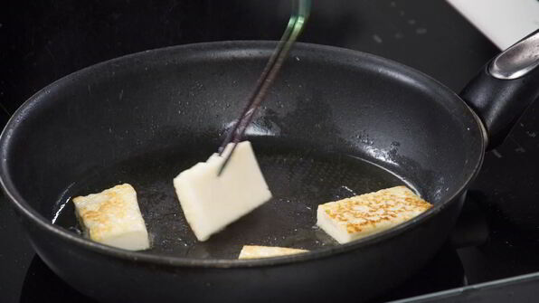 салат из перцев и жареного халуми