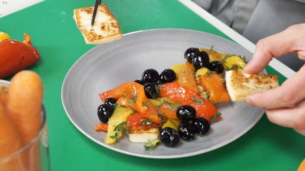 салат из перцев и жареного халуми