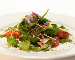 Салат из репы со шпинатом