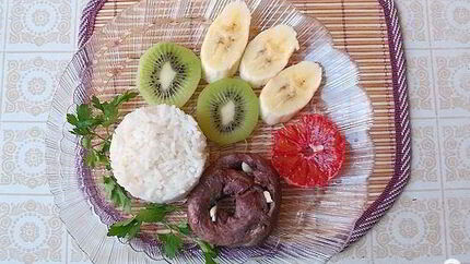 Салат из риса с сердцем и фруктами