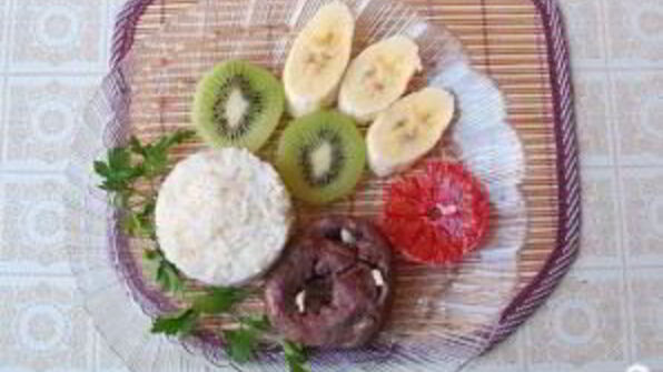 салат из риса с сердцем и фруктами