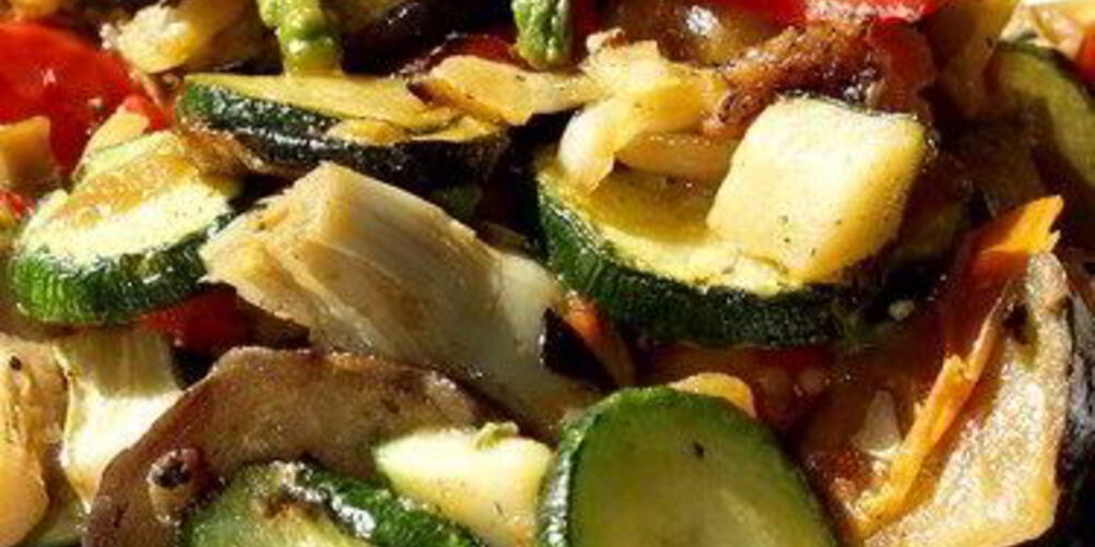 Рецепт салата из цыпленка со спаржей, кабачками и грибами