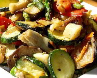 Салат из цыпленка со спаржей, кабачками и грибами