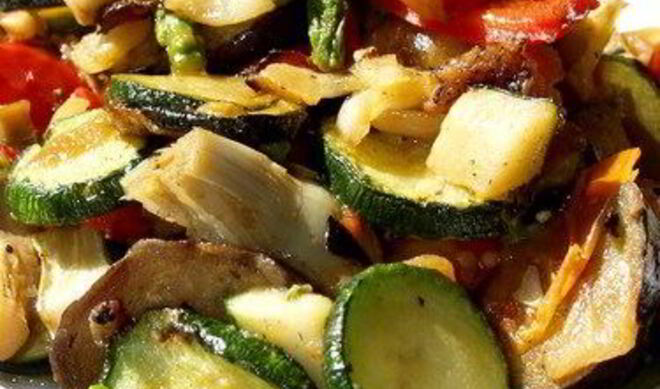 Салат из цыпленка со спаржей, кабачками и грибами