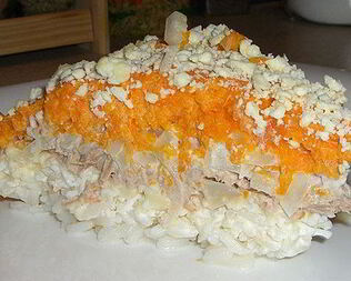 Слоеный салат Мимоза с рыбой и рисом