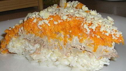 Слоеный салат Мимоза с рыбой и рисом