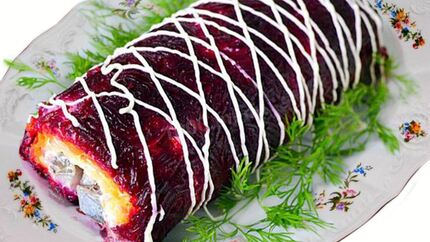 Селедка под шубой с яблоком рулетом