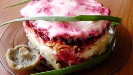 Соленые грузди под шубой с соевым майонезом