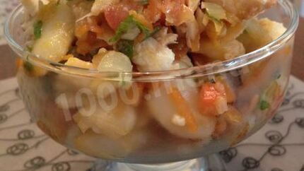 Салат рыбный с фасолью и овощами