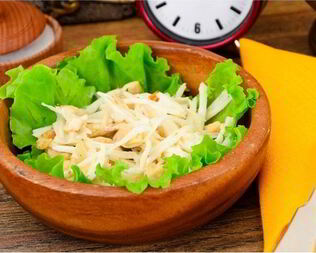 Салат с дайконом и отварной курицей