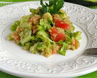 Салат с киноа и авокадо