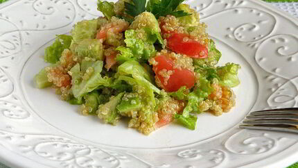 Салат с киноа и авокадо