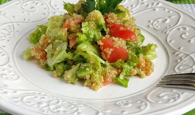 Салат с киноа и авокадо