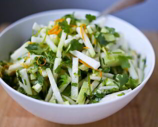 Салат с кольраби и зеленью